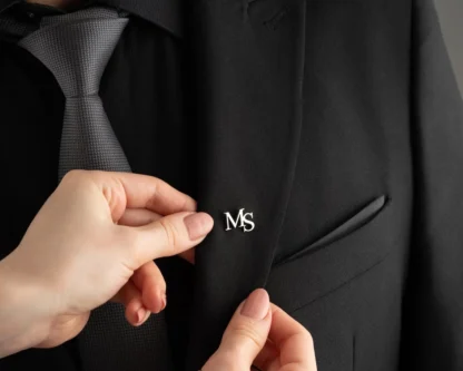 Pin de solapa de chaqueta con iniciales personalizadas, letra única de acero inoxidable, broche de etiqueta con logotipo personalizado, joyería de boda para hombre