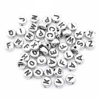 Cuentas de letras acrílicas para fabricación de joyas, fondo redondo plateado con letras negras, DIY, 7x4x1mm, 50 unidades por lote