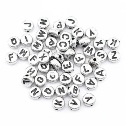 Cuentas de letras acrílicas para fabricación de joyas, fondo redondo plateado con letras negras, DIY, 7x4x1mm, 50 unidades por lote