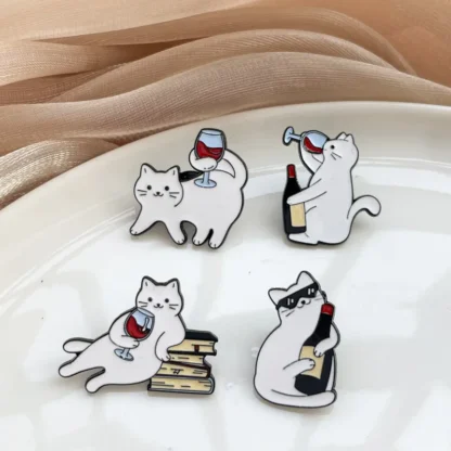 Broche esmaltado de vino tinto con bebida de gato de dibujos animados divertidos, insignia de solapa de gatito bonito a la moda, alfileres, regalo de fiesta, joyería para mujeres y niñas