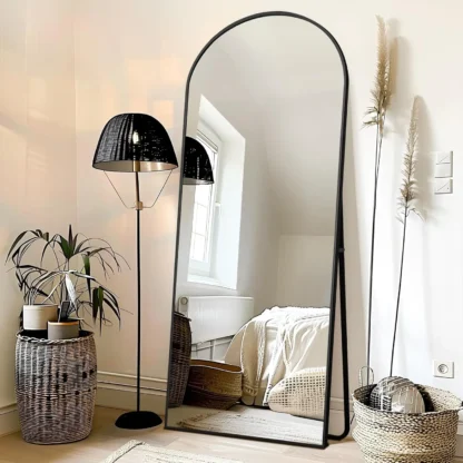 Espejo arqueado de cuerpo completo con soporte, espejo de piso con marco de aleación de aluminio, espejo de pie libre, negro, 64 "x 25"
