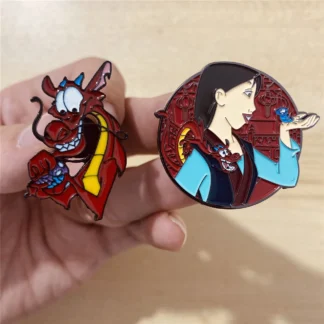 Broche de dibujos animados de Disney, Pin de insignia de esmalte de Metal de dragón Mushu lindo, animación de Mulan, joyería de cuello de decoración de bolso de pareja con personalidad