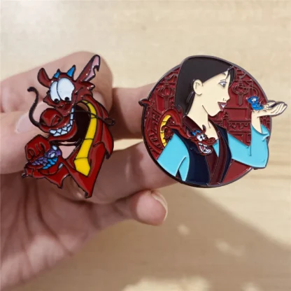 Broche de dibujos animados de Disney, Pin de insignia de esmalte de Metal de dragón Mushu lindo, animación de Mulan, joyería de cuello de decoración de bolso de pareja con personalidad
