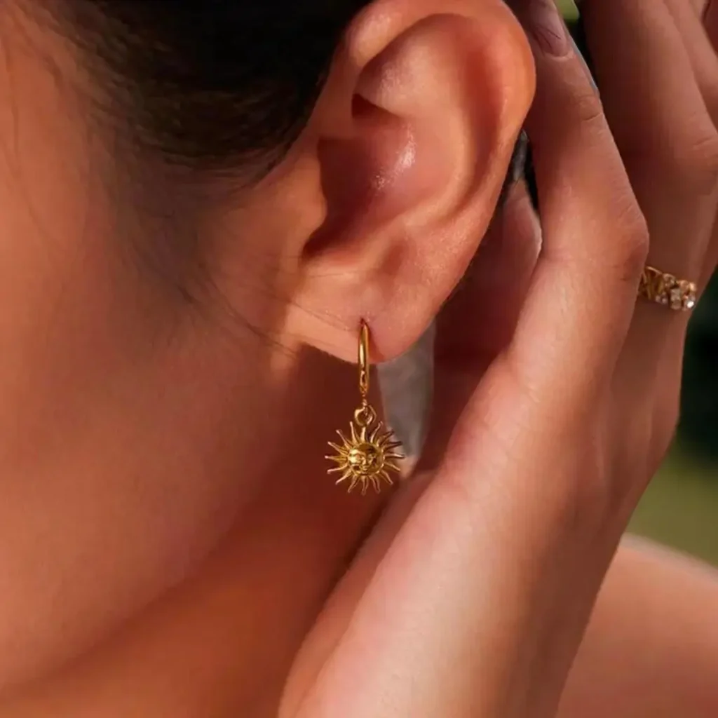 Pendientes con colgante de sol dorado de estilo bohemio