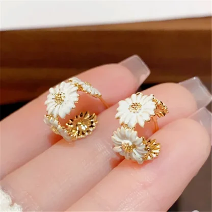 Pendientes de aro con forma de Margarita para mujer, aretes sencillos y creativos en forma de C, venta al por mayor, 2024