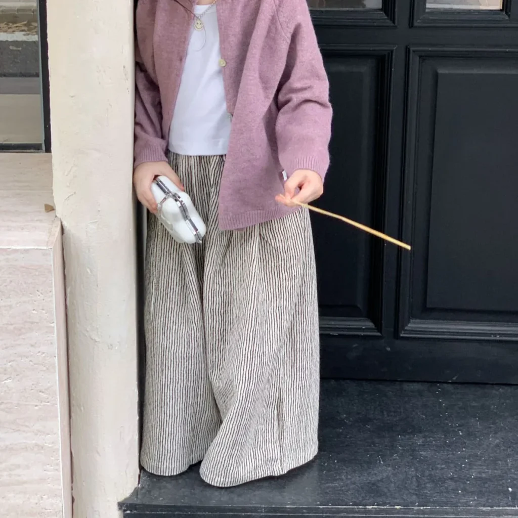 Pantalones de pierna ancha a rayas para niña, versión coreana, pantalones informales a rayas, pantalones texturizados de diseñador para niño 2024