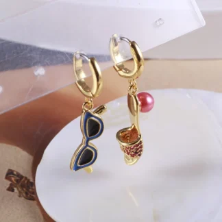 Nuevas gafas de sol esmaltadas hechas a mano con diseño de nicho a la moda, perlas de cristal rojo, pendientes de aro pequeños colgantes con forma de zapatos de tacón alto para mujer