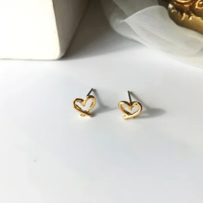 1 par de pendientes de botón para la oreja, Color dorado, corazón para mujer, joyería concisa, accesorios diarios de 7mm x 6mm