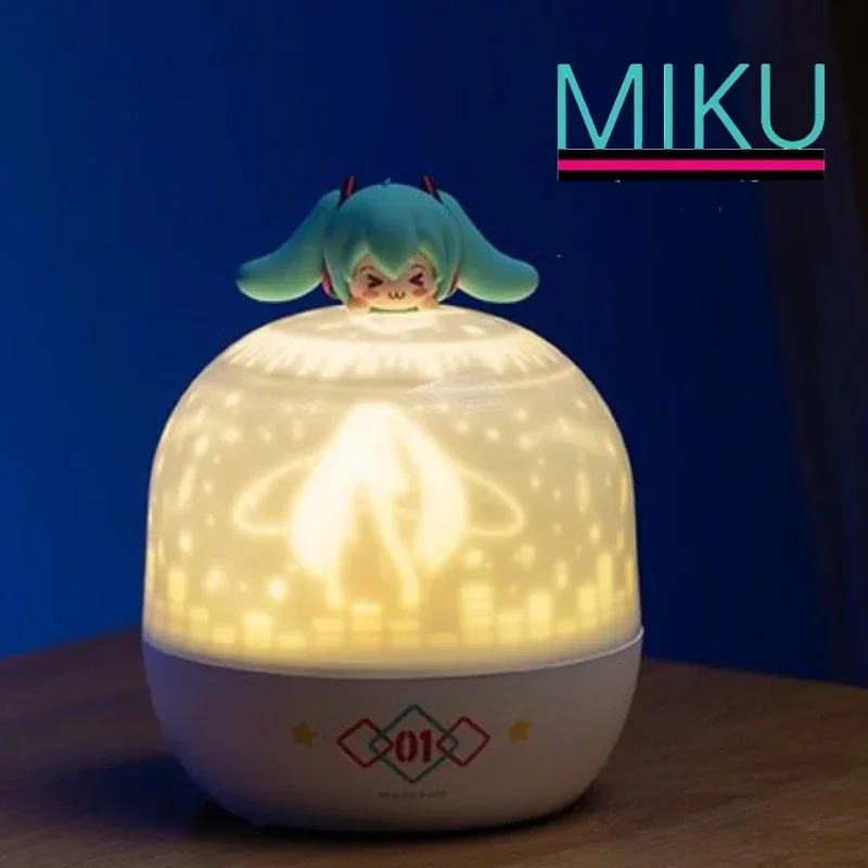 Hatsune Miku luz nocturna periférica de animé lámpara de proyección de dibujos animados lindos adornos de escritorio Kawaii de tres colores como regalo para amigos