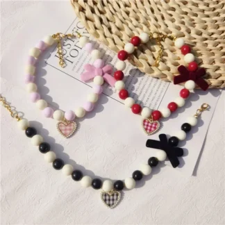 Nuevos suministros para mascotas, Collar para perros, Collar con lazo de perlas para gatos, colgante de amor a cuadros con cuentas de perlas, productos para mascotas, accesorios para gatos