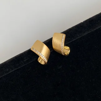 Pendientes de circón de metal trenzado cepillado chapado en oro de 14K para mujer, joyería de moda coreana, accesorios simples para el trabajo diario, nuevo