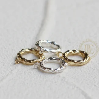 Amuleto de anillo texturizado de latón macizo chapado de primera calidad - 10 mm (4694C)