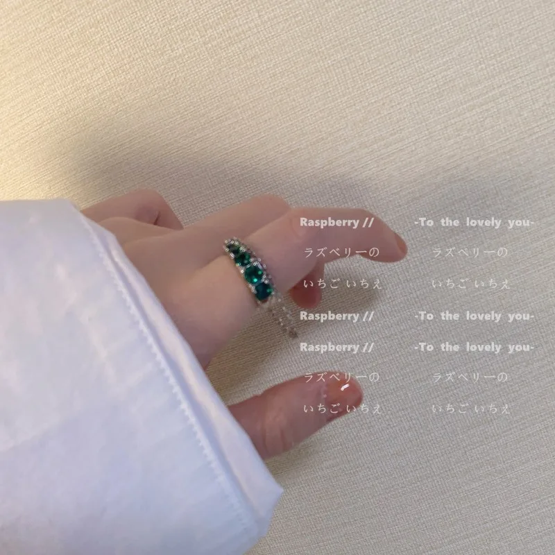 Anillo delicado recubierto clásico de moda de nicho con diseño de estilo súper genial verde, accesorios, joyería de acero inoxidable versátil y afuda