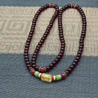 Elegante collar de cuentas de ágata burdeos: diseño elegante y minimalista.