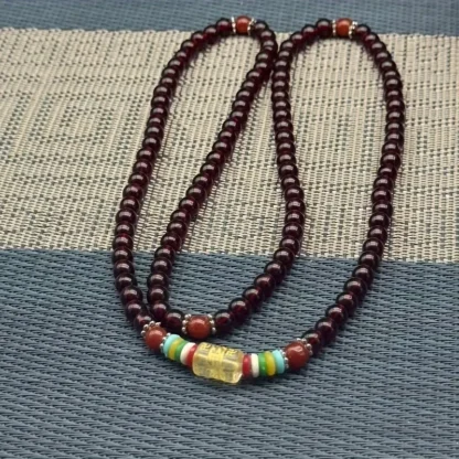 Elegante collar de cuentas de ágata burdeos: diseño elegante y minimalista.