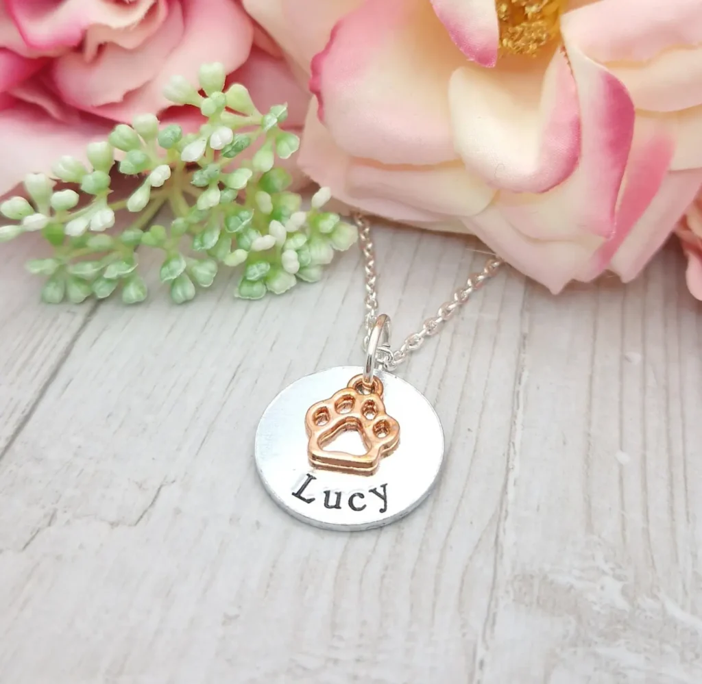 Nombre personalizado con pata, colgante redondo tallado personalizado, collar para pérdida de mascotas, regalo conmemorativo para perro, joyería para amigos y gatos, regalos para ella