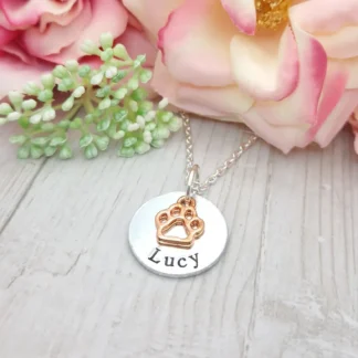 Nombre personalizado con pata, colgante redondo tallado personalizado, collar para pérdida de mascotas, regalo conmemorativo para perro, joyería para amigos y gatos, regalos para ella