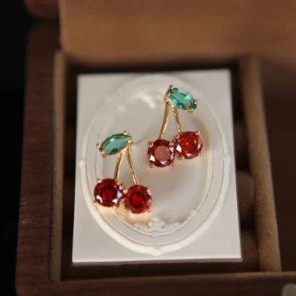 2025 pendientes de tuerca de hoja de cerezo de circón rojo, joyería Piercing para mujer, colgante de cristal a la moda, fiesta, graduación, cumpleaños, regalos de boda