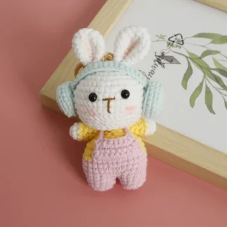 Llavero de conejo de ganchillo hecho a mano, conejo de dibujos animados con auriculares, muñecos de animales bonitos, llaveros tejidos para bolso, accesorios colgantes