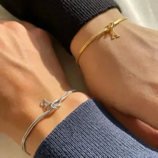 Nuevas pulseras de nudo hechas a mano con letras A-Z de acero inoxidable para mujeres y hombres, pareja de Color dorado, cadena de serpiente delicada, regalo de joyería