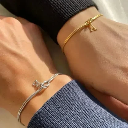 Nuevas pulseras de nudo hechas a mano con letras A-Z de acero inoxidable para mujeres y hombres, pareja de Color dorado, cadena de serpiente delicada, regalo de joyería