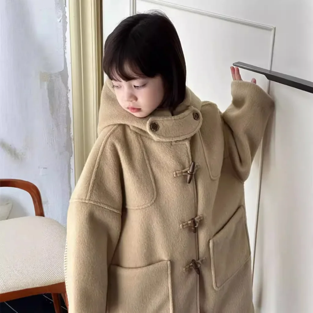 Abrigo largo de lana para niñas, abrigo holgado con capucha para otoño e invierno, abrigo de lana acolchado con botones de cuerno coreano Chic a la moda 2024