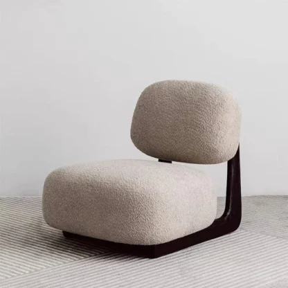 Lindo sillón para una sola persona hecho de madera maciza y simple