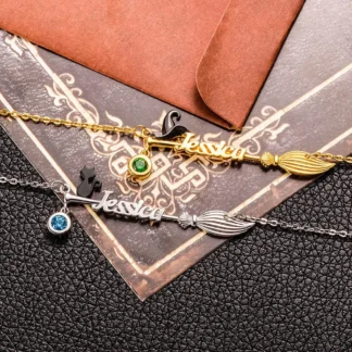 Collar de sombrero de bruja adornado de circón verde de escoba voladora de Color dorado de Europa y América, collar UNISEX de feliz fiesta de Halloween