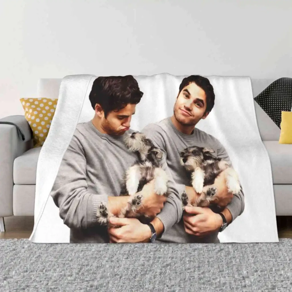 Darren Criss sosteniendo un cachorro manta suave y cálida manta portátil de viaje Darren Criss Blaine Anderson Glee cachorro perro