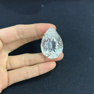 Zafiro súper grande gota de agua fondo natural corindón blanco gota de agua perforación forma de pera dureza 9 superllamativas