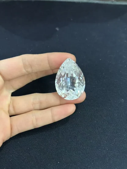 Zafiro súper grande gota de agua fondo natural corindón blanco gota de agua perforación forma de pera dureza 9 superllamativas