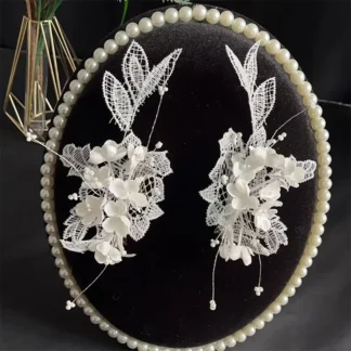 Lujosas joyas para el cabello con seda y encaje para novias y fiestas.