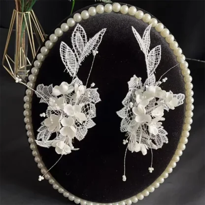 Lujosas joyas para el cabello con seda y encaje para novias y fiestas.
