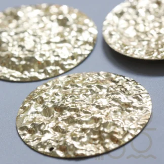 Colgante redondo martillado de latón macizo chapado de primera calidad - 40 mm (4076C)