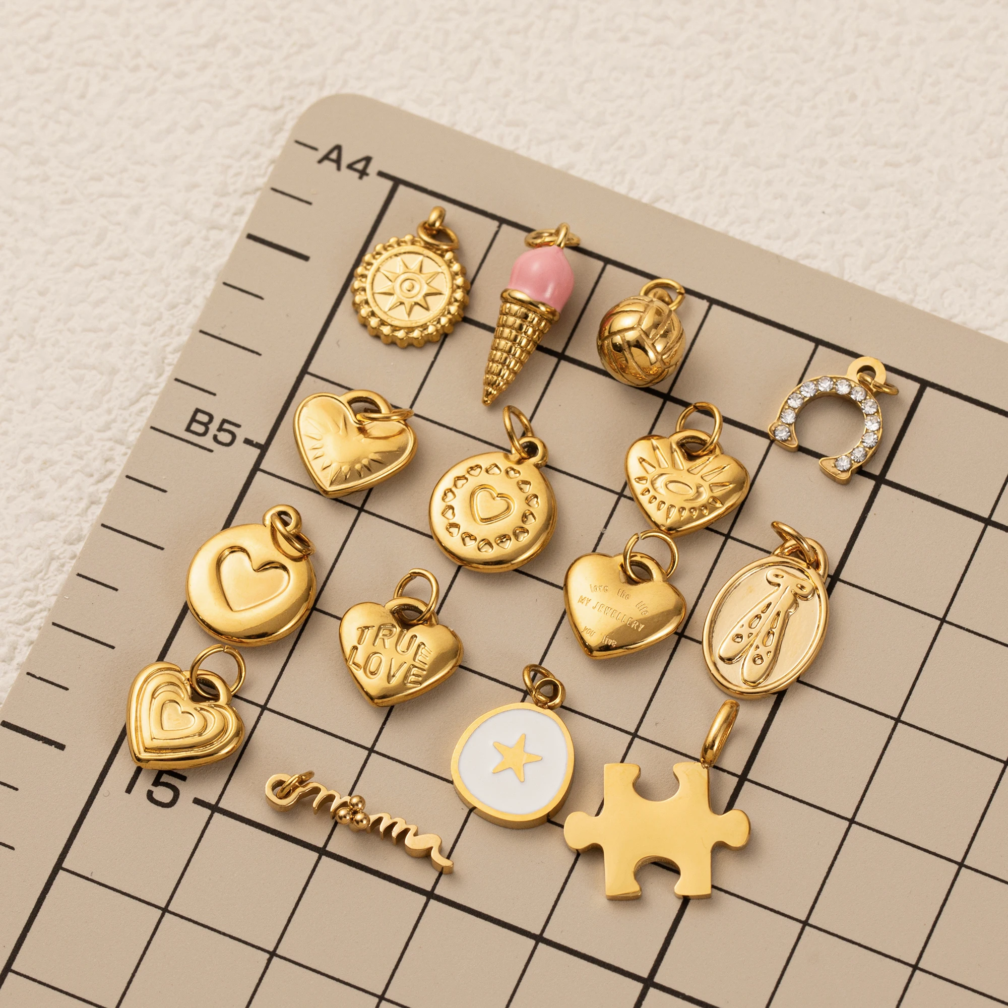 Nuevo colgante de amor de acero inoxidable, colgante pequeño geométrico DIY chapado al vacío, Color dorado de 18 quilates que preserva en horno