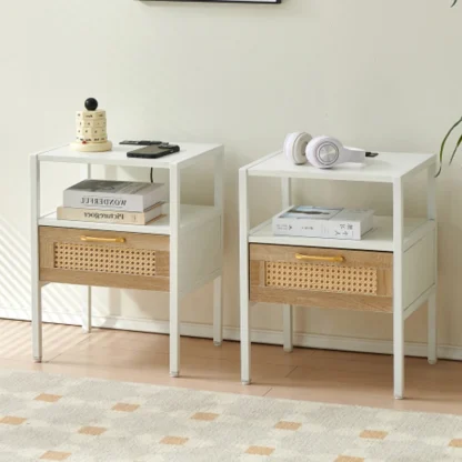 Juego de 2, mesa auxiliar de ratán de 15,75" con toma de corriente y puertos USB, mesita de noche moderna con cajón y patas de metal, mesa auxiliar