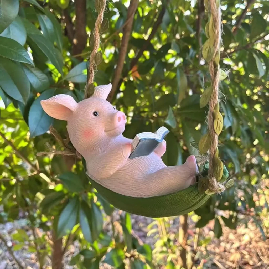 Estatuas colgantes de estatuilla de cerdo oscilante de Hammo para decoración de jardín, colgador de árbol de cerdo de lectura para dormir para patio, jardín, interior y exterior, hogar