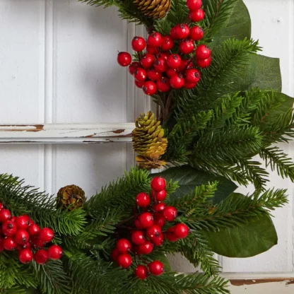 24 pulgadas. Corona artificial de hoja de magnolia, bayas y pino