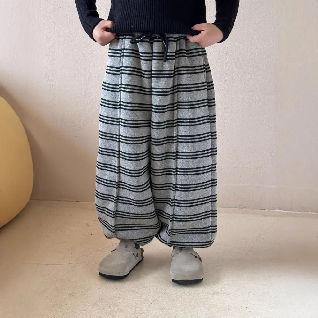 Pantalones para niños nuevos 2024 Otoño Invierno moda a rayas coreano Casual estilo Simple holgado agregar terciopelo