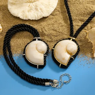 HUANZHI-collar con colgante de conchas blancas y negras para mujer, joyería Sexy de estilo playero, tendencia de verano, 2024