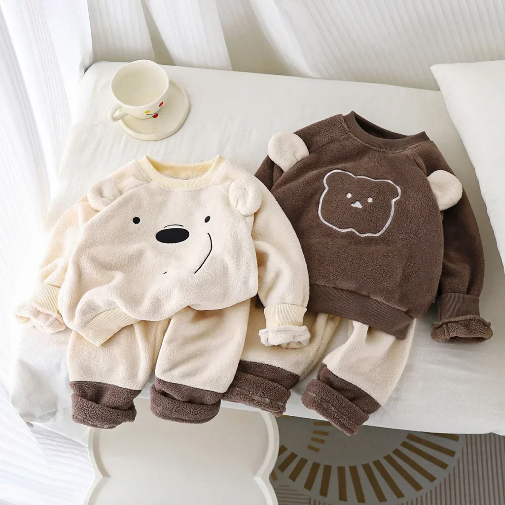 Pijamas gruesos y cálidos de lana para niños y niñas, conjunto de ropa con cuello redondo y oso de dibujos animados, otoño e invierno, 2024