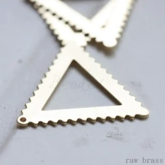 Abalorio triangular de latón macizo chapado de primera calidad - Geometría - 25,5 mm (3093C)