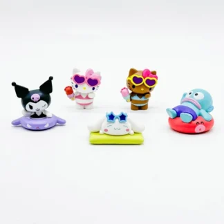 Sanrio traje de baño de verano estilo personaje cápsula juguetes piel negra gatito adorno de escritorio Kuromi Cinnamoroll regalo de cumpleaños