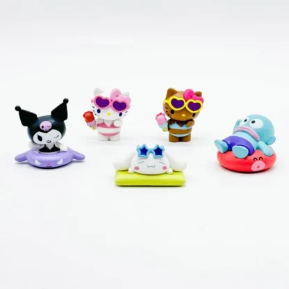 Sanrio traje de baño de verano estilo personaje cápsula juguetes piel negra gatito adorno de escritorio Kuromi Cinnamoroll regalo de cumpleaños