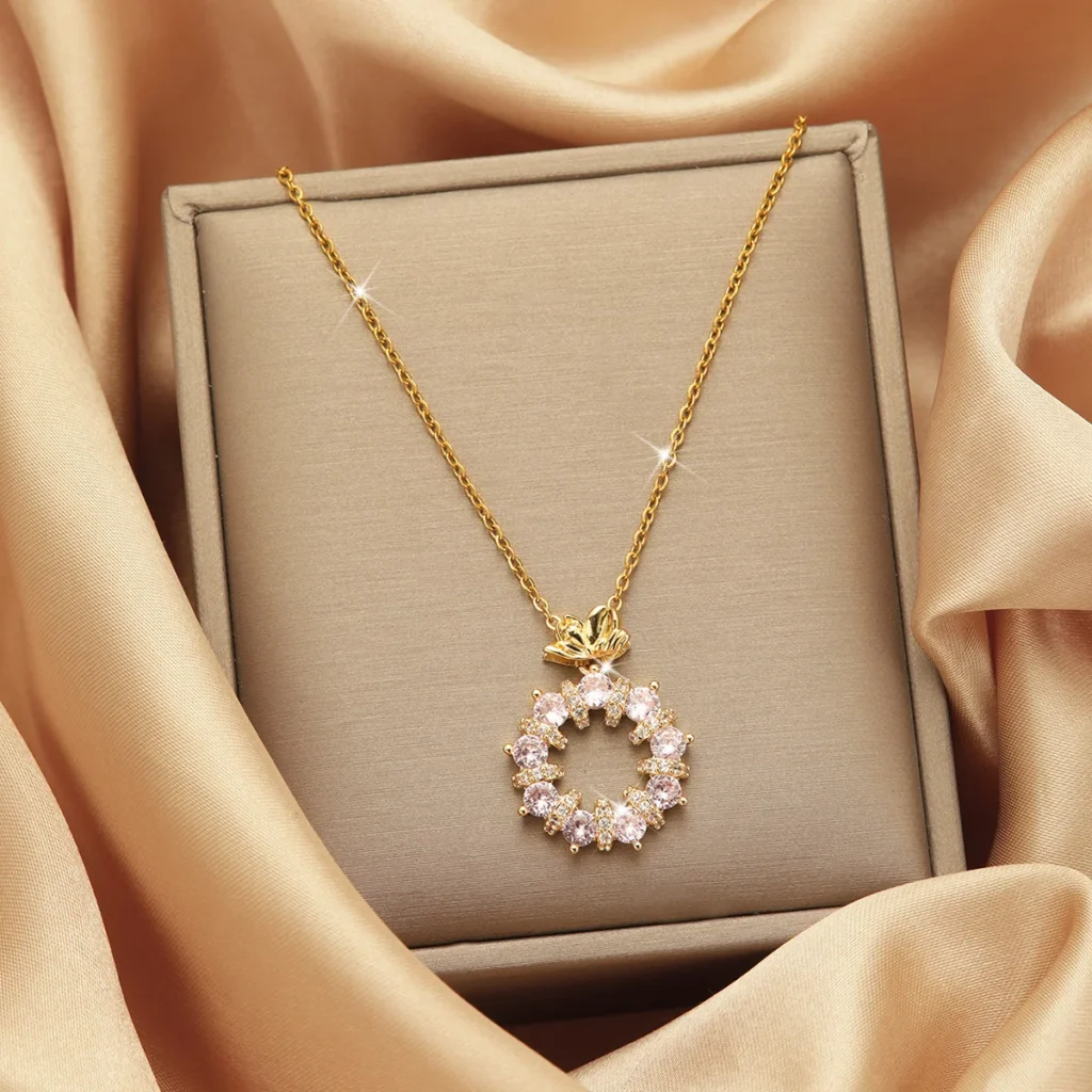 Collar con colgante de corona de flores rosas para mujer, cadena de acero inoxidable chapada en oro, joyerĂa de cobre para niñas, regalo de banquete de boda, 1 unidad