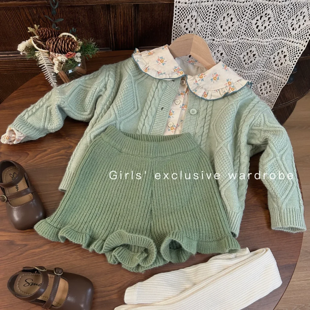 Ropa para niños versión coreana, nuevo artículo de otoño 2025, cárdigan de punto fresco para niñas, camisa con solapa Floral, conjunto de pantalones cortos de hilo