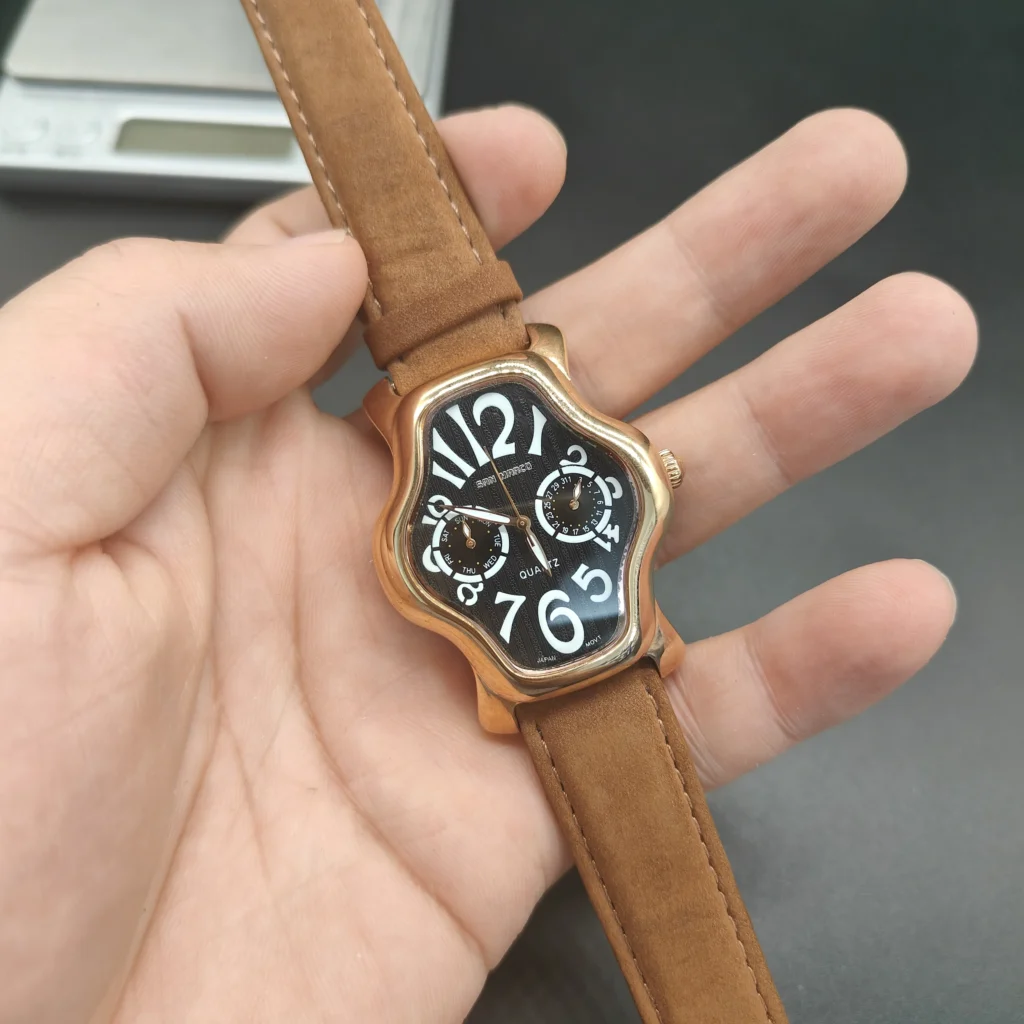 Reloj multifuncional con personalidad alienígena para hombre, reloj de cuarzo para hombre, reloj auténtico de nicho a juego de color retro de cobre antiguo