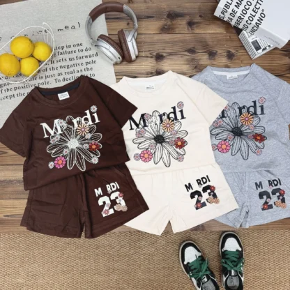 TZ2606 Camiseta y pantalones cortos con estampado de flores y letras cómodas para niños de verano de estilo coreano conjunto de moda para niños y niñas