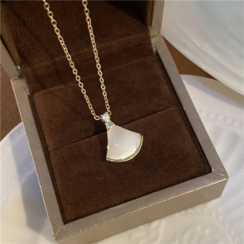 NOVEDAD DE VERANO 2025, collar con colgante de concha, diseño de abanico minimalista para mujer, cadena geométrica de Color dorado, regalo de joyería para ella 