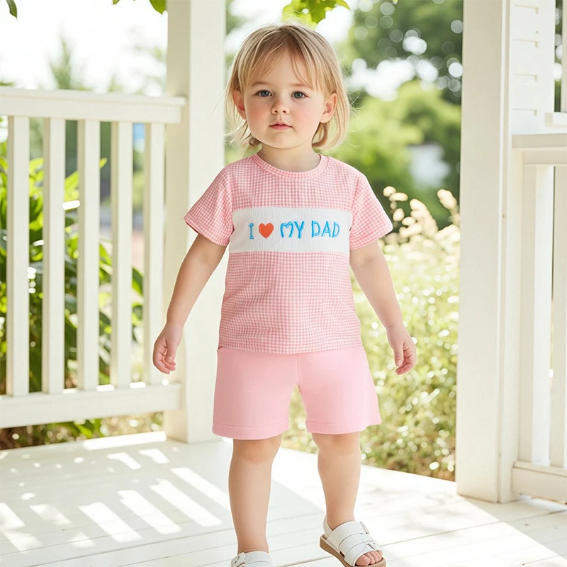 Conjunto de ropa infantil de verano con lindas letras bordadas y elegante camiseta de manga corta con estampado a cuadros y pantalones cortos sólidos para